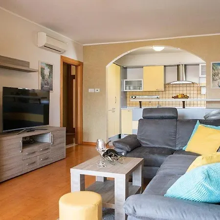 Mis Rab Apartment Palit